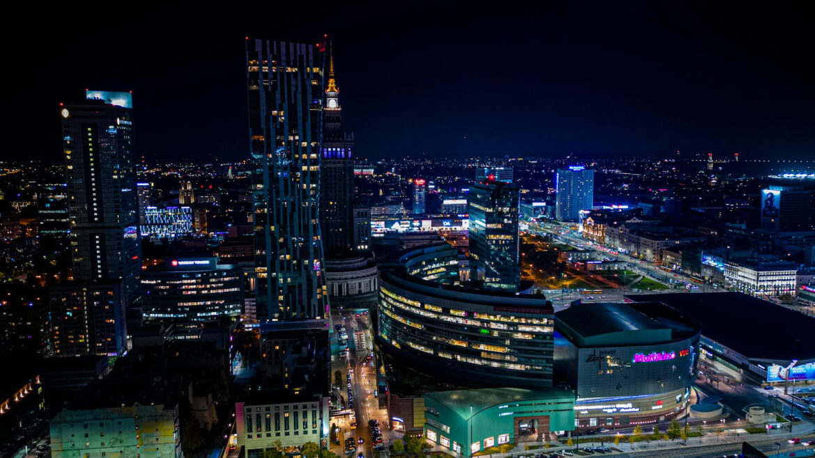 Najwyższy budynek w Polsce i jego rooftop bar – panorama Warszawy z nowej perspektywy